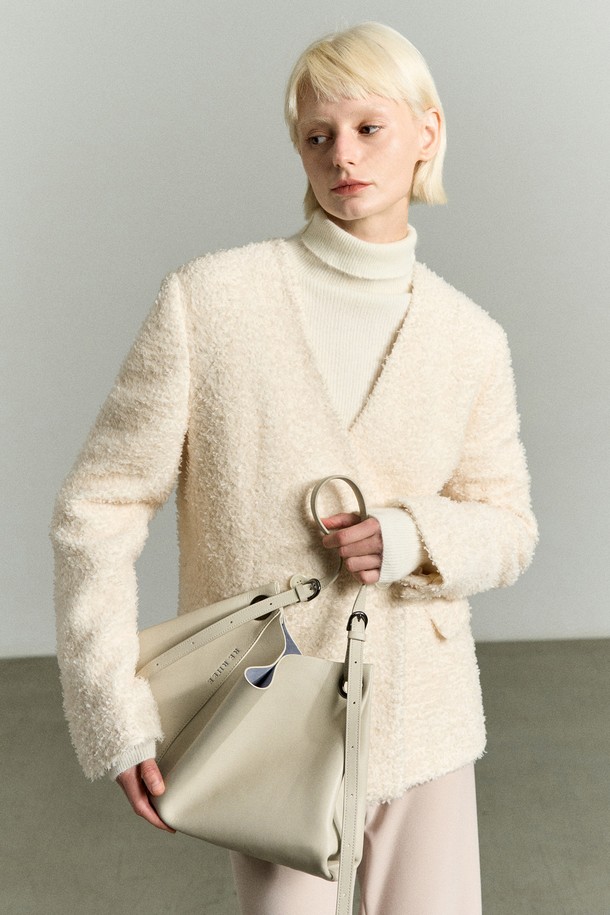 아이보리 베이지 컬러의 ADJUSTABLE STRAP LEATHER BAG(어저스터블 스트랩 레더 백)은 RE RH'EE 컬렉션의 하이엔드 무드를 담은 토트백입니다. 소가죽, 폴리에스터, 폴리우레탄 소재로 제작되었으며, 사선 절개 디테일과 로고 패턴이 특징입니다. 미디엄 사이즈로 토트백, 숄더백, 벨트백, 슬링백 등 3-4가지 스타일로 변형 가능하며 사이즈 조절이 용이합니다. 오피스룩, 모임룩, 소개팅룩 등 다양한 TPO에 맞춰 클래식, 미니멀, 시크한 스타일을 연출할 수 있는 사각 쉐입의 가방입니다.
