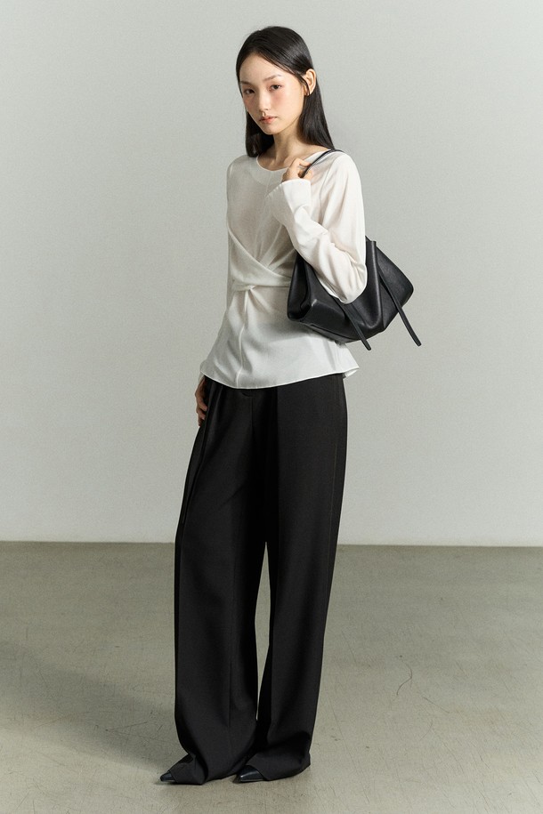 **ADJUSTABLE STRAP LEATHER BAG BLACK (어저스터블 스트랩 레더 백 블랙)**은 미니멀하고 모던한 감각을 더한 여성용 토트백입니다. 소가죽, 폴리에스터, 폴리우레탄 소재로 제작되었으며, 블랙 컬러와 로고 패턴으로 시크한 매력을 선사합니다. 3-4가지 스타일 변형이 가능하여 토트백, 숄더백, 벨트백, 슬링백으로 활용할 수 있으며, 드레이핑 디자인과 하이엔드 무드를 연출합니다. 길이 조절 가능한 스트랩과 RE RH'EE 로고 디테일, 사선 절개 디테일이 특징이며, 출근룩과 오피스룩에 잘 어울립니다. 미디엄 사이즈로 일상에서 실용적으로 사용할 수 있습니다.
