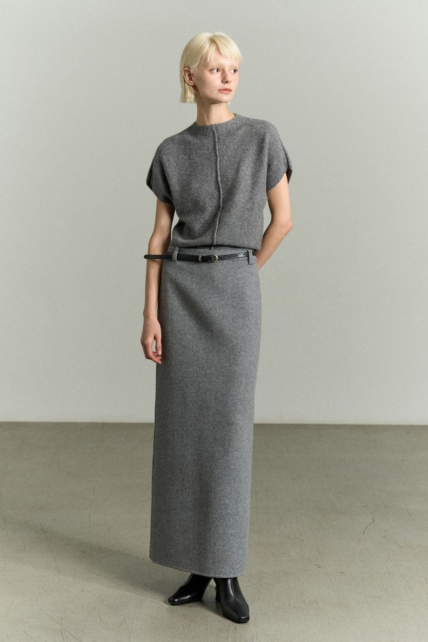 라쿤 울 하프 슬리브 톱 그레이는 여성스러운 무드를 연출하는 하프넥 니트입니다. 멜란지 그레이 및 모카 컬러로 출시되었으며, 봄, 가을, 겨울 시즌에 착용하기 좋습니다. 라쿤, 울, 나일론, 비스코스 혼방 소재로 제작되어 부드러운 촉감을 선사하며, 레귤러핏과 중간 두께감으로 편안하게 착용 가능합니다. 립 조직 밑단, 앞 중심 절개 라인, 뒷면 금속 장식, RE RHEE 브랜드 디테일이 돋보이며, 출근룩 및 모임룩에 미니멀하고 세련된 스타일을 더해줍니다.
