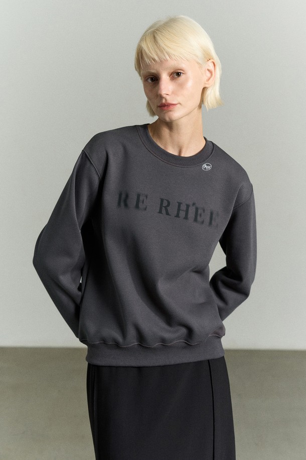 블러 로고 스웨트셔츠는 차콜 컬러의 남녀 공용 스탠다드핏 스웨트셔츠입니다. 면, 폴리에스터, 밍크 소재로 제작되었으며, 두꺼운 두께감과 부드러운 촉감, 기모 안감으로 보온성을 높였습니다. 긴 소매와 라운드넥 디자인으로, 겨울철 데일리룩, 집콕룩, 산책룩 등 다양한 TPO에 활용하기 좋습니다. 미니멀하고 베이직한 스타일을 추구하며, 전면에 RE RHEE 블렌딩 로고 그래픽과 네크라인 배색 심볼 자수가 포인트로 더해졌습니다.
