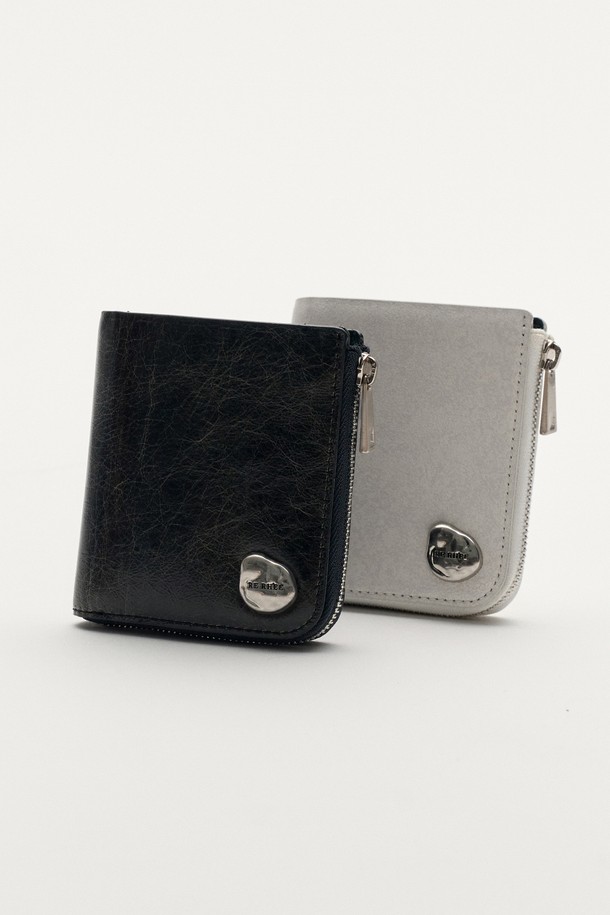 세련된 스타일을 완성할 수 있는 SOFT ZIP WALLET FOG입니다. 부드러운 소가죽 소재에 크랙 가죽과 배색 디자인을 더하여 힙한 무드를 연출합니다. 지퍼형 잠금 방식으로 소지품을 안전하게 보관하며, 카드, 지폐, 동전 수납이 가능하여 실용적입니다. RE RH'EE 로고와 스톤 장식이 포인트로, 데이트룩, 모임룩, 비즈니스 캐주얼 등 다양한 TPO에 매치하여 미니멀, 클래식, 시크 스타일을 연출할 수 있습니다. 스몰 사이즈의 사각 반지갑으로, FREE 사이즈로 출시되었습니다.
