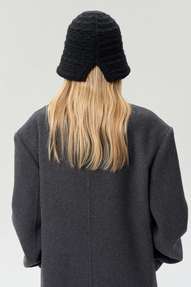 울 니트 버킷햇 블랙은 가을, 겨울철 따뜻함과 스타일을 동시에 잡을 수 있는 모자입니다. 부드러운 촉감의 울 80%, 나일론 20% 혼방 소재로 제작되어 보온성이 뛰어나며, 깊은 모자 깊이와 중간 챙 넓이로 안정적인 착용감을 제공합니다. 케이블 니트 패턴과 니트 디자인으로 클래식, 미니멀, 캐주얼 스타일 모두 소화 가능하며, 출근룩이나 모임룩에 포인트를 더할 수 있습니다.
