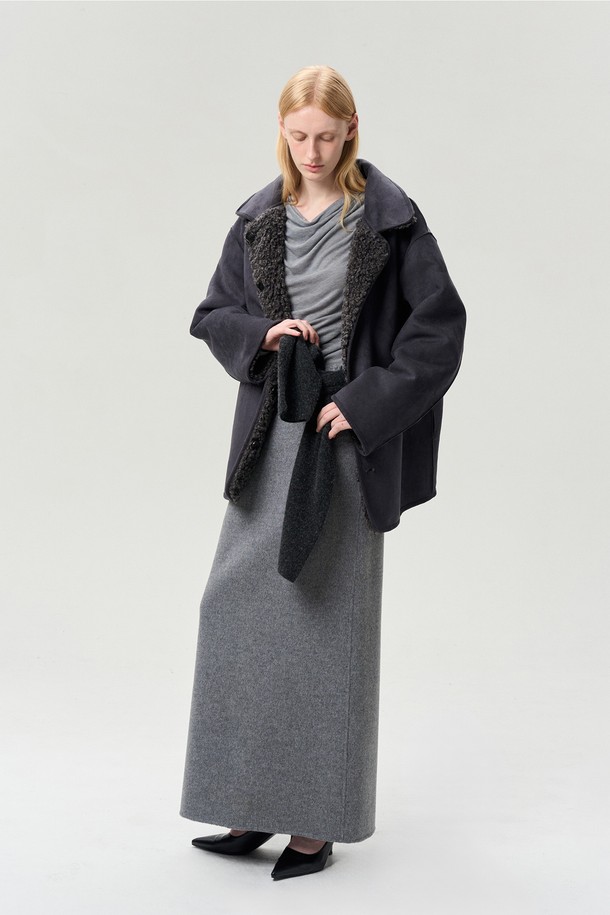 **리버시블 퍼 재킷 차콜**은 여성용 아우터로, 겨울철 일상룩과 출근룩, 모임룩에 모두 잘 어울립니다. 차콜 컬러의 무지 디자인으로 캐주얼, 클래식, 미니멀 스타일을 연출하기 좋습니다. 두꺼운 두께감과 부드러운 촉감의 폴리에스터, 스판덱스 혼방 소재로 제작되었으며, 양면 착용이 가능한 리버서블 코트 타입입니다. 긴 소매 기장의 레귤러핏 재킷으로 버튼 여밈 방식이며, 안감은 퍼로 마감되어 보온성을 높였습니다.
