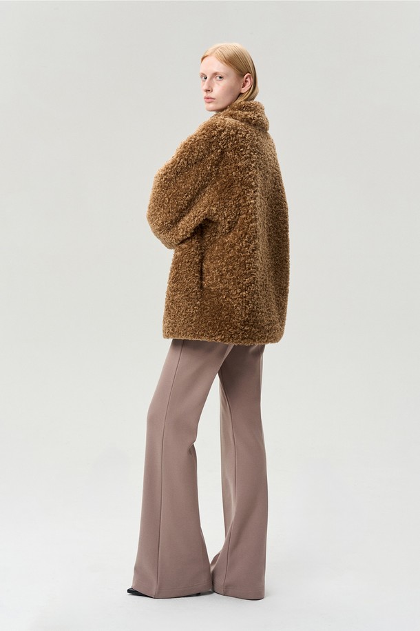 캐멀 컬러의 리버서블 퍼 재킷입니다. 여성 의류로, 겨울철 데일리 및 일상 착용에 적합합니다. 안감은 부드러운 퍼 소재로 제작되었으며, 두꺼운 두께감으로 따뜻함을 선사합니다. 무지 디자인에 레귤러핏으로, 캐주얼과 포멀 스타일 모두 연출 가능합니다. 양면 착용이 가능하며, 로고 버튼 디테일과 경량 설계로 실용성을 더했습니다.
