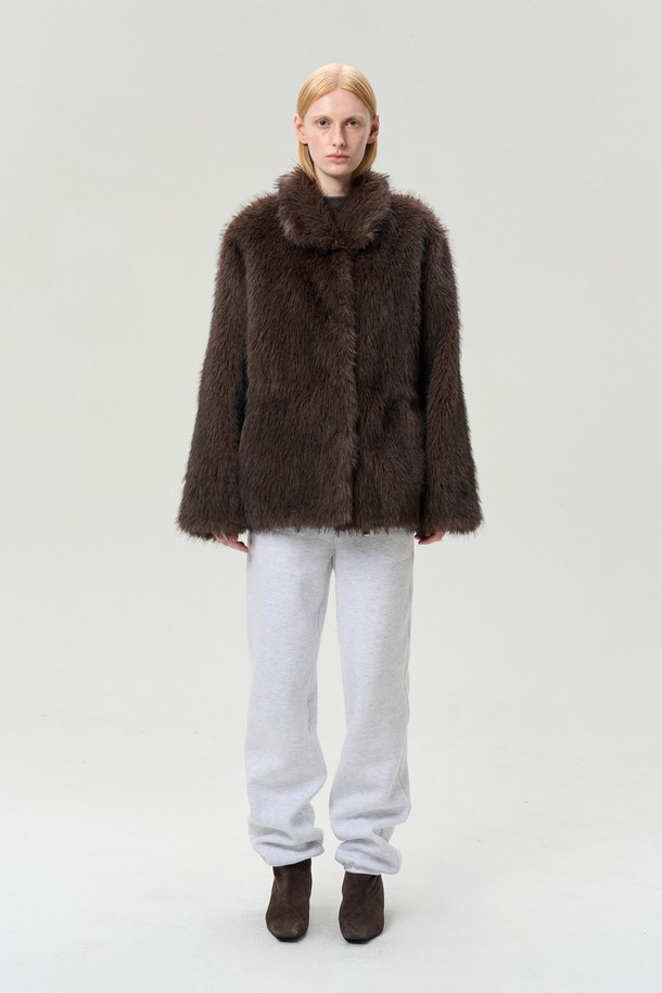 초콜릿 컬러의 드로우스트링 퍼 재킷은 부드러운 페이크퍼 소재로 제작되어 따뜻하고 포근한 착용감을 선사합니다. 루즈핏으로 편안하게 착용 가능하며, 허리 부분의 스트링으로 핏 조절이 용이합니다. 캐주얼, 클래식, 미니멀 스타일을 모두 소화할 수 있으며, 데이트룩에 우아함을 더해줍니다. 크롭 기장에 긴소매 디자인으로, 겨울철 다양한 스타일링에 활용하기 좋습니다. 히든 걸고리와 스냅 여밈 방식, 옆선 주머니, 카라 디자인이 돋보입니다.
