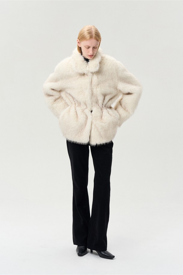 따뜻하고 포근한 분위기를 연출하는 드로우스트링 퍼 재킷 에크루입니다. 여성 의류로, 겨울철 일상룩에 엘레강스함과 캐주얼 무드를 더해줍니다. 부드러운 촉감의 폴리에스터 퍼 소재에 숏 기장, 루즈핏으로 편안함을 선사하며, 스트링 조절 기능으로 다양한 스타일을 연출할 수 있습니다. 스냅과 히든 여밈 방식으로 깔끔함을 더하고, 카라 디자인과 옆선 주머니로 실용성을 높였습니다. 데이트룩, 모임룩, 연말 모임룩 등 다양한 TPO에 클래식, 캐주얼, 미니멀 스타일로 매치하여 세련된 룩을 완성해보세요.
