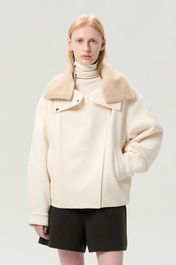 **하이넥 코듀로이 점퍼 크림**은 부드러운 코듀로이 소재와 보온성을 자랑하는 겨울철 필수 아우터입니다. 탈착 가능한 퍼 카라와 밑단 밴딩, 방풍 효과로 추운 날씨에도 따뜻하고 편안하게 착용할 수 있습니다. 레귤러 핏에 지퍼와 스냅으로 여밈 방식을 더해 실용성을 높였으며, 크림과 코코아 브라운 두 가지 컬러로 출시되었습니다. 베이직한 디자인으로 출근룩, 데이트룩 등 다양한 스타일에 매치하기 좋으며, 클래식, 미니멀, 캐주얼 무드를 연출할 수 있습니다. 긴 소매 기장의 레귤러 기장으로, 겨울철 스타일리시함을 더해 줄 무스탕 타입의 재킷입니다.
