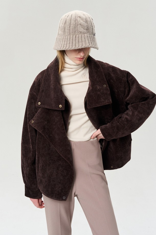 **하이넥 코듀로이 점퍼 코코아 브라운**은 겨울철 따뜻함과 스타일을 책임지는 여성 무스탕입니다. 부드러운 코듀로이 소재와 두꺼운 두께감, 퍼 안감으로 뛰어난 보온성을 제공하며 방풍 기능으로 추운 날씨에도 끄떡없습니다. 탈착 가능한 퍼 카라와 밑단 밴딩 디테일이 캐주얼하면서도 베이직한 디자인을 완성합니다. 지퍼와 스냅 여밈으로 간편하게 착용 가능하며, 레귤러핏 크롭 기장으로 다양한 스타일 연출에 활용할 수 있습니다. 출근룩과 데이트룩에 모두 잘 어울리는 코코아 브라운 컬러의 하이넥 코듀로이 점퍼로 따뜻하고 세련된 겨울을 보내세요.
