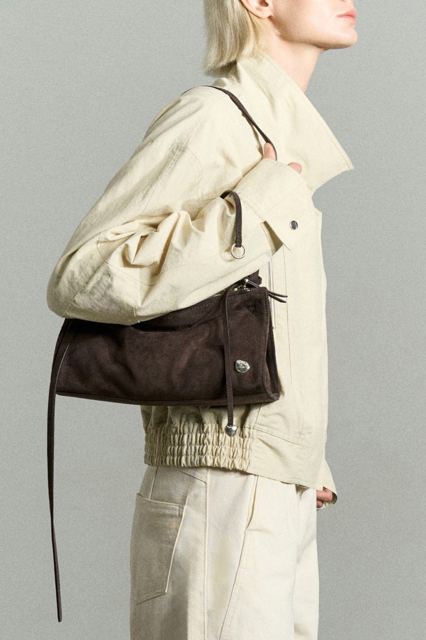 세련된 무드를 연출하는 'ASYMMETRIC COWHIDE SHOULDER BAG'입니다. 부드러운 소가죽 소재의 미디엄 사이즈 숄더백으로, 아치형 디자인과 언발란스 스트랩이 특징입니다. 슬림한 바디에 탑 지퍼와 코튼 안감을 더해 실용성을 높였으며, 시그니처 스톤 장식과 매듭 디테일로 포인트를 주었습니다. 클래식, 미니멀, 시크 스타일을 즐기는 여성분들께 오피스룩, 모임룩, 소개팅룩 등 다양한 TPO에 맞춰 활용하기 좋은 아이템입니다. 지퍼형 잠금 방식으로 소지품을 안전하게 보관할 수 있습니다.
