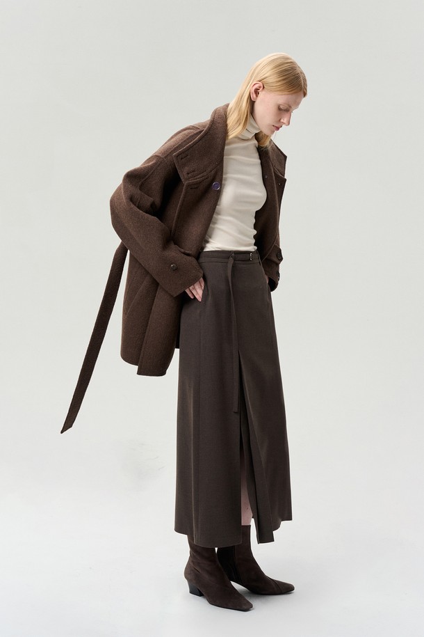 울 블렌드 버튼업 하프 코트는 가을과 겨울에 어울리는 여성용 아우터입니다. 초콜릿 브라운 컬러의 하이넥 디자인으로, 모던하고 도회적인 무드를 연출합니다. 루즈핏으로 제작되어 편안하며, 탈부착 가능한 허리 스트랩으로 다양한 스타일을 연출할 수 있습니다. 울, 텐셀, 폴리에스터 혼방 소재로 부드러운 촉감과 은은한 광택감을 선사하며, 소매 비죠 디테일이 돋보입니다. 출근룩, 오피스룩, 모임룩 등 다양한 TPO에 클래식, 미니멀, 캐주얼 스타일로 활용하기 좋습니다.
