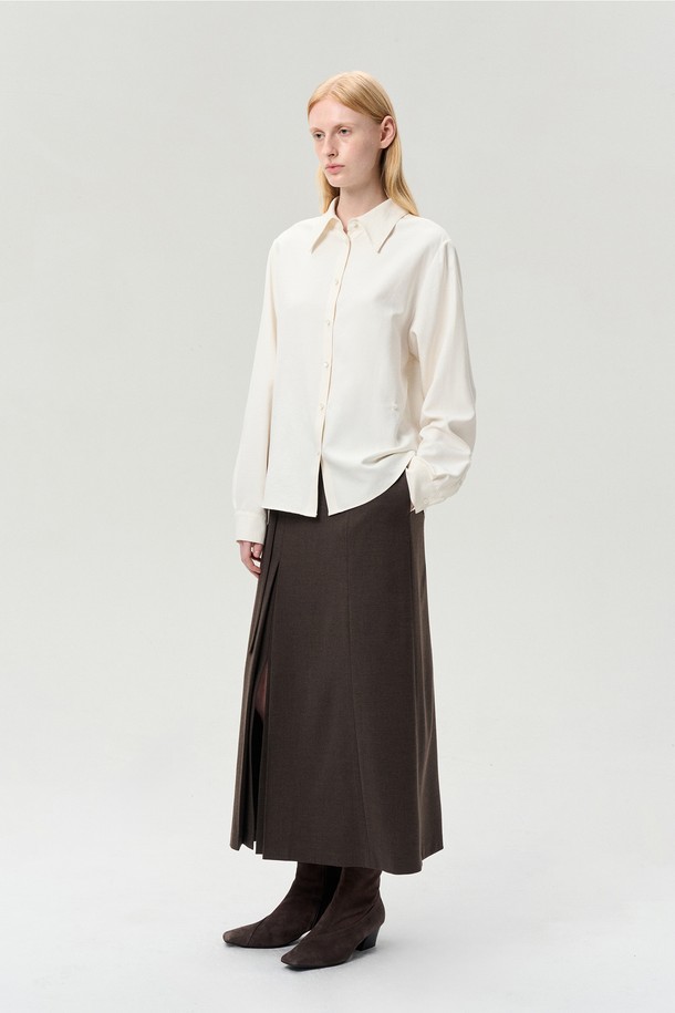 세련된 무드의 여성 셔츠/블라우스, "SIDE BUTTON SUEDE SHIRT" 화이트입니다. 부드러운 스웨이드 터치감과 기모 텍스처가 특징이며, 시크하고 감각적인 스타일을 연출합니다. 데일리룩과 포멀룩 모두 소화 가능한 활용도 높은 아이템으로, 사이드 버튼 디테일과 마블 투톤 버튼이 포인트를 더합니다. 긴소매 디자인과 스탠다드핏으로 편안하게 착용 가능하며, 2-way 착용으로 다양한 스타일을 연출할 수 있습니다. 봄, 가을 시즌에 오피스룩, 출근룩, 모임룩 등 TPO에 맞춰 클래식하고 미니멀한 스타일을 완성해보세요.
