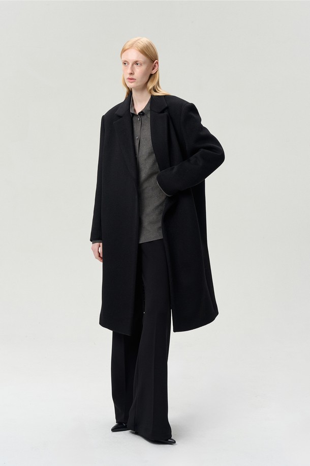 세련된 무드의 사이드 버튼 스웨이드 셔츠 차콜입니다. 부드러운 스웨이드 소재와 두께감으로 가을, 겨울 시즌 따뜻하게 착용할 수 있습니다. 차이나칼라와 스탠다드핏 디자인으로 시크하고 고급스러운 스타일을 연출하며, 데일리 및 포멀 룩 모두 소화 가능합니다. 사이드 버튼 디테일과 2-way 착용이 가능하여 다양한 스타일링을 즐길 수 있으며, 마블 투톤 버튼으로 은은한 포인트를 더했습니다. 긴 소매 기모 텍스처가 특징이며, 오피스룩, 출근룩, 모임룩에 활용하기 좋습니다.
