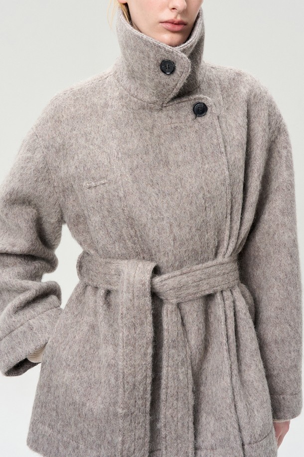 WOOL BLEND FUNNEL NECK HALF COAT는 여성스러운 무드와 캐주얼함을 동시에 연출하는 하프 코트입니다. 부드러운 촉감의 울(Wool)과 폴리에스터 혼방 소재로 제작되어 가을과 겨울에 따뜻하게 착용할 수 있습니다. 하이넥으로 연출 가능한 둥근 카라 디자인과 탈부착 가능한 허리 스트랩으로 다양한 스타일을 연출할 수 있으며, 가슴 포켓과 사이드 포켓으로 실용성을 더했습니다. 루즈핏으로 편안한 착용감을 선사하며, 그레이 컬러와 무지 디자인으로 출근룩, 모임룩, 데이트룩 등 다양한 TPO에 활용 가능합니다. 클래식, 미니멀, 캐주얼 스타일을 즐겨 입는 분들께 추천합니다.
