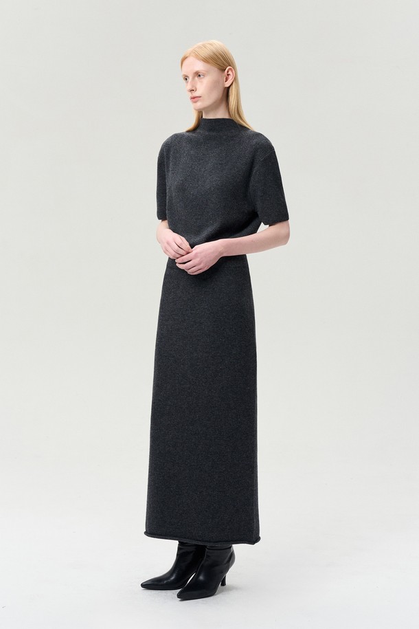 캐시미어 메리노 울 니트 스커트는 부드러운 촉감과 따뜻함을 선사하는 여성용 롱스커트입니다. 차콜 컬러의 무지 디자인으로, 클래식하고 베이직한 스타일을 연출합니다. 두꺼운 두께감의 H라인 핏으로, 가을과 겨울철 오피스룩, 출근룩, 모임룩 등 다양한 TPO에 활용하기 좋습니다. 허리 밴딩 처리와 말림 헴라인 디테일이 돋보이며, 셋업으로도 코디 가능합니다.
