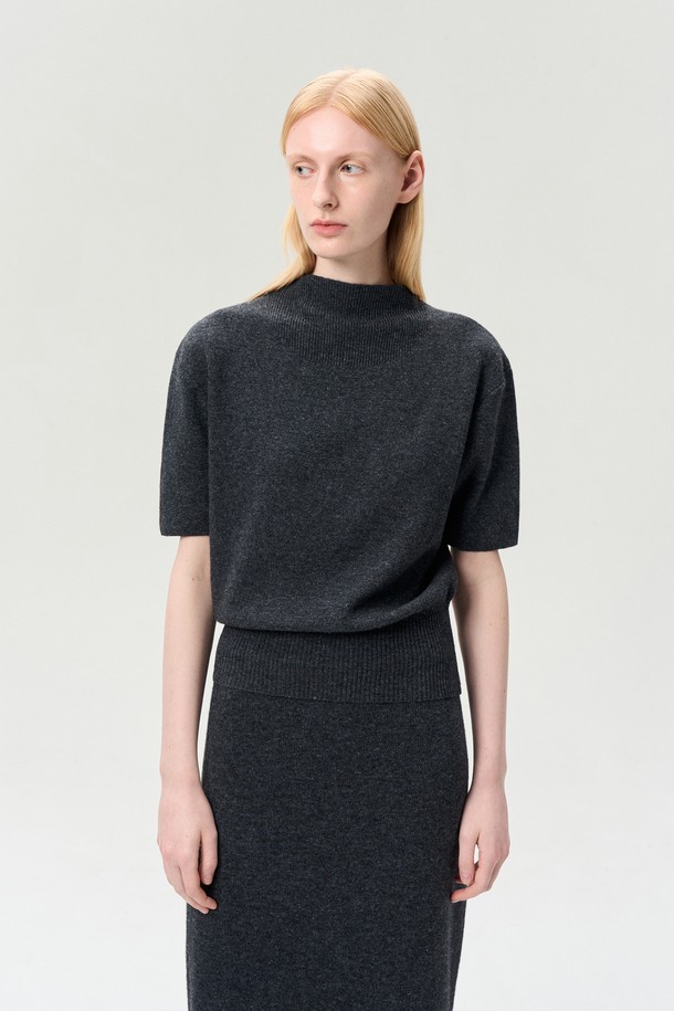 차콜 그레이 컬러의 캐시미어 메리노 울 탑입니다. 하프넥 디자인에 부드러운 촉감과 탄탄한 두께감으로 봄, 가을 시즌에 적합합니다. 캐시미어 5%와 메리노울 40%를 함유하여 고급스러운 착용감을 선사하며, 밑단 골지 디테일로 포인트를 더했습니다. 여유로운 핏으로 편안하게 착용 가능하며, 셋업 연출도 용이합니다. 출근룩, 오피스룩, 모임룩 등 다양한 TPO에 클래식, 미니멀, 시크 스타일로 활용해보세요.
