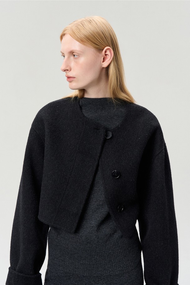 울 크롭 재킷 차콜은 여성스러운 스타일을 위한 겨울철 필수 아이템입니다. 부드러운 촉감의 울 소재와 두꺼운 두께감으로 따뜻함을 선사하며, 클래식한 무드의 무지 디자인이 특징입니다. 노카라 디자인에 볼륨감 있는 소매 라인과 아치형 실루엣이 세련된 분위기를 연출합니다. 싱글 버튼과 히든 여밈 방식으로 깔끔함을 더했으며, 루즈핏으로 편안하게 착용 가능합니다. 오피스룩, 모임룩, 데이트룩 등 다양한 TPO에 클래식, 미니멀, 시크 스타일을 연출해보세요.
