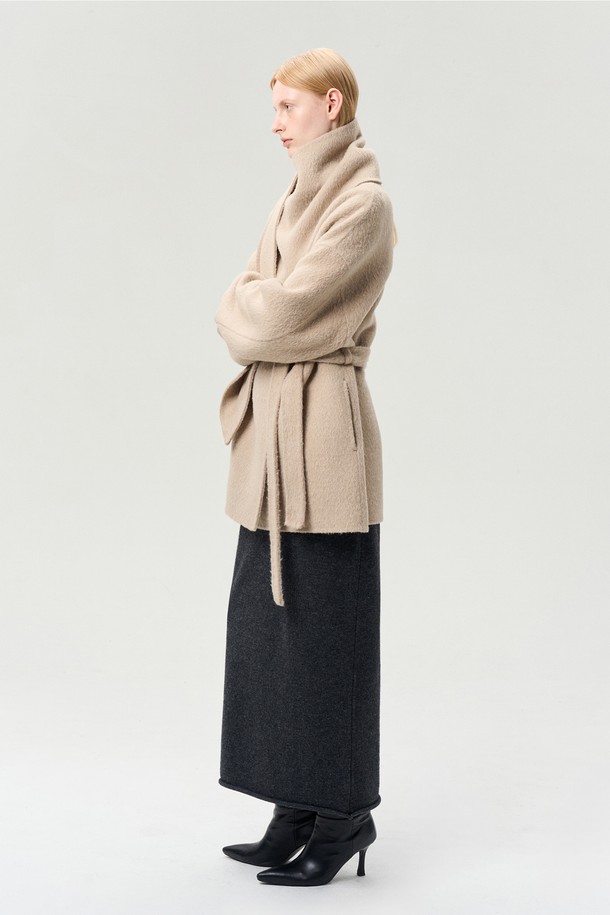 SURI ALPACA WOOL SCARF 재킷 (샌드 베이지)는 여성용 하프 코트로, 겨울에 따뜻함과 스타일을 동시에 선사합니다. 부드러운 알파카 울, 울, 나일론 혼방 소재로 제작되어 뛰어난 촉감을 자랑하며, 오버핏과 루즈핏으로 편안하게 착용 가능합니다. 머플러 디자인의 네크라인과 탈부착 가능한 스트랩이 특징이며, 핸드메이드 원단과 안감(폴리에스터) 마감으로 고급스러움을 더했습니다. 미니멀, 우아함, 모던 스타일을 추구하는 분들께 출근룩, 모임룩, 데이트룩, 클래식, 미니멀, 시크 스타일로 폭넓게 활용하기 좋은 아이템입니다. 샌드 베이지 컬러의 무지 디자인으로 어떤 옷에도 쉽게 매치할 수 있습니다.
