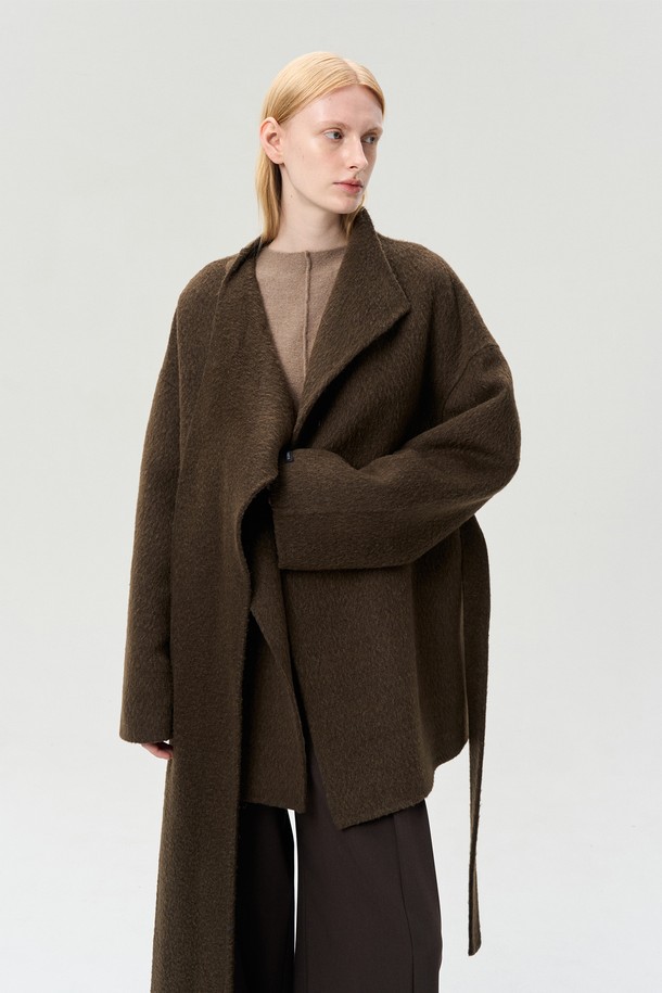 SURI ALPACA WOOL SCARF JACKET TRUFFLE(수리 알파카 울 스카프 재킷 트러플)은 고급스러운 겨울 스타일을 완성하는 스카프 자켓입니다. 트러플 브라운과 샌드 베이지 두 가지 색상으로 제공되며, 부드러운 알파카, 울, 나일론 혼방 소재로 제작되어 포근한 촉감을 선사합니다. 루즈핏의 하프 코트 스타일로, 머플러 디자인 네크라인과 탈부착 가능한 스트랩, 드롭 숄더 디테일이 특징입니다. 일상, 격식 있는 자리 모두 잘 어울리며, 클래식, 미니멀, 시크 스타일을 즐기는 분들께 추천합니다. 특히 모임룩, 데이트룩, 출근룩 등 다양한 TPO에 활용 가능합니다.
