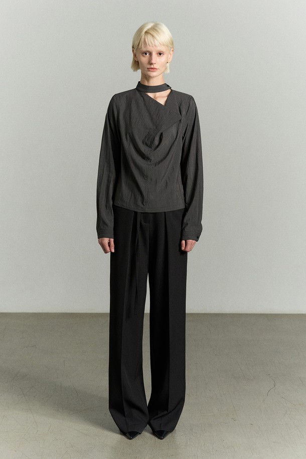 "넥 디테일 드레이핑 블라우스"는 우아함과 모던함을 동시에 표현하는 여성 블라우스입니다. 부드러운 레이온과 나일론 혼방 소재로 제작되어, 은은한 광택감과 부드러운 촉감을 선사합니다. 얇은 두께감으로 사계절 내내 활용 가능하며, 카울넥 디자인과 타이 디테일이 특징입니다. 구김이 적어 관리가 용이하며, 2버튼으로 사이즈 조절이 가능하고, 커프스 단추 디테일로 고급스러움을 더했습니다. 오피스룩, 모임룩, 소개팅룩 등 다양한 TPO에 맞춰 클래식, 미니멀, 시크한 스타일을 연출해보세요.
