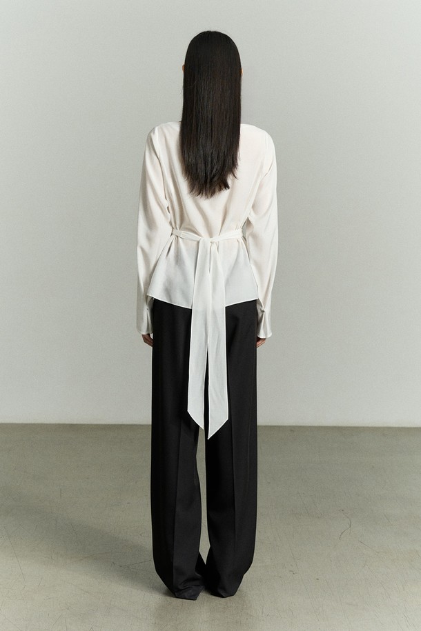 우아하고 페미닌한 무드의 FRONT WRAP BLOUSE (프론트 랩 블라우스)입니다. 봄, 여름 시즌에 어울리는 슬림핏 블라우스로, 부드러운 레이온과 폴리에스터 혼방 소재로 제작되어 은은한 광택과 시원한 착용감을 선사합니다. 라운드 넥에 긴 소매 기장이며, 앞면 꼬임 디테일과 뒷면 타이, 소매 단추 디테일이 여성스러운 포인트를 더합니다. 데이트룩, 카페룩, 모임룩 등 다양한 TPO에 클래식, 미니멀, 로맨틱 스타일로 연출해보세요. 뒷목 단추 여밈으로 깔끔하게 마무리됩니다.
