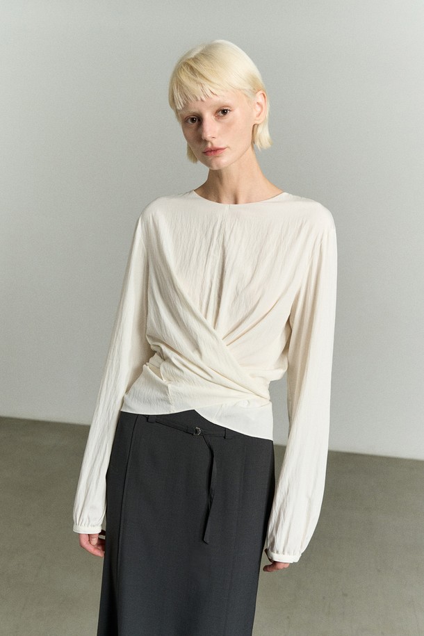 "WAIST WRAP 블라우스 펄"은 여성스러운 분위기를 연출하는 블라우스입니다. 부드러운 레이온과 나일론 혼방 소재로 제작되어 은은한 광택감과 편안한 착용감을 선사합니다. 슬림핏 디자인에 허리 라인을 강조하는 크로스 랩 스타일과 뒷면 매듭 디테일이 특징이며, 셔링 소매로 로맨틱한 무드를 더했습니다. 라운드넥과 긴 소매, 얇은 두께감으로 봄, 여름 데일리룩과 일상룩에 적합하며, 데이트룩, 카페룩, 모임룩 등 다양한 TPO에 활용할 수 있습니다.
