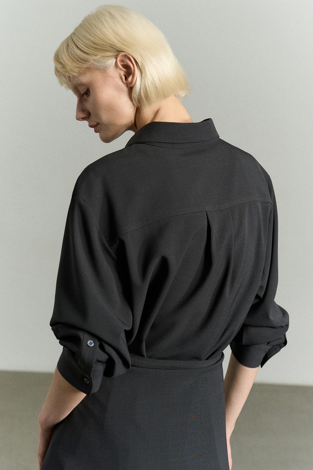 WAIST WRAP 셔츠 세트입니다. 페미닌과 캐주얼 무드를 동시에 연출할 수 있는 블랙 컬러의 셔츠/블라우스 세트로, 일상에서 활용하기 좋습니다. 얇고 부드러운 폴리에스테르 및 스판 혼방 소재로 제작되어 편안한 착용감을 선사하며, 랩 스타일 디자인과 RE RHEE 로고 버튼 디테일이 돋보입니다. 구김이 적어 관리하기 용이하며, 데이트룩과 오피스룩, 캐주얼 및 미니멀 스타일을 즐겨 입는 여성분들께 추천합니다. 반소매 레귤러 기장으로 사계절 내내 활용할 수 있습니다.
