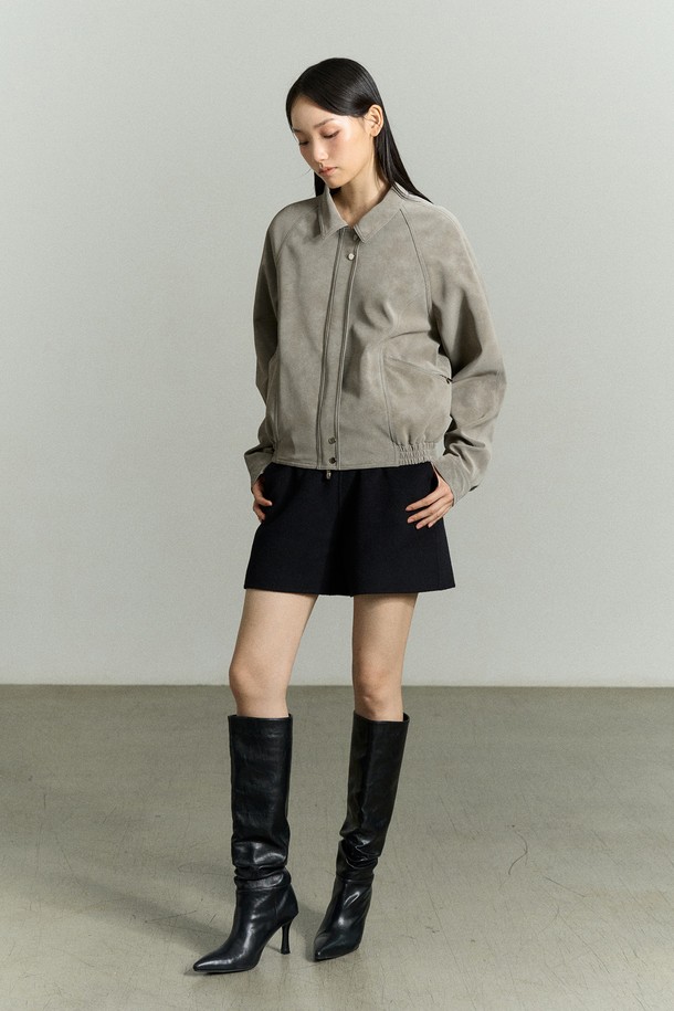 애쉬 그레이 컬러의 스냅 버튼 페이크 레더 재킷입니다. 부드러운 촉감의 폴리우레탄과 페이크 스웨이드 소재로 제작되었으며, 미니멀하고 캐주얼한 스타일을 연출합니다. 셔츠형 카라와 래글런 소매 디자인, 이중 여밈과 빈딩 밑단, 로고 패치 디테일이 특징입니다. 봄, 가을 시즌 데일리룩, 쇼핑룩, 카페룩에 활용하기 좋으며, 레귤러 핏과 크롭 기장으로 시크한 분위기를 더합니다. 안감은 폴리에스터 소재로 마감되었습니다.
