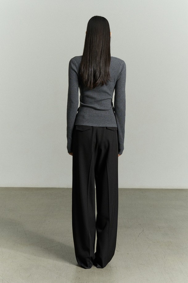 세련된 무드의 FRONT WRAP KNIT TOP (프론트 랩 니트 탑) 차콜입니다. 부드러운 촉감의 아크릴, 나일론, 폴리부틸렌 테레프탈레이트, 폴리에스터 혼방 소재로 제작되어 편안한 착용감을 선사합니다. 여리여리한 분위기를 연출하는 슬림핏 디자인으로, 크로스 랩 디테일과 이너 레이어드 연출이 가능합니다. 랩 디자인과 골지 패턴, 긴 소매 기장이 만나 미니멀하면서도 세련된 무드를 더합니다. 데이트룩, 카페룩, 모임룩 등 다양한 TPO에 미니멀, 클래식, 걸리시 스타일로 연출하기 좋습니다.
