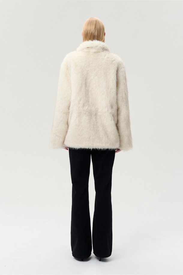 따뜻하고 포근한 분위기를 연출하는 드로우스트링 퍼 재킷 에크루입니다. 여성 의류로, 겨울철 일상룩에 엘레강스함과 캐주얼 무드를 더해줍니다. 부드러운 촉감의 폴리에스터 퍼 소재에 숏 기장, 루즈핏으로 편안함을 선사하며, 스트링 조절 기능으로 다양한 스타일을 연출할 수 있습니다. 스냅과 히든 여밈 방식으로 깔끔함을 더하고, 카라 디자인과 옆선 주머니로 실용성을 높였습니다. 데이트룩, 모임룩, 연말 모임룩 등 다양한 TPO에 클래식, 캐주얼, 미니멀 스타일로 매치하여 세련된 룩을 완성해보세요.
