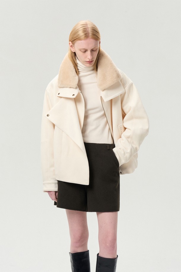 **하이넥 코듀로이 점퍼 크림**은 부드러운 코듀로이 소재와 보온성을 자랑하는 겨울철 필수 아우터입니다. 탈착 가능한 퍼 카라와 밑단 밴딩, 방풍 효과로 추운 날씨에도 따뜻하고 편안하게 착용할 수 있습니다. 레귤러 핏에 지퍼와 스냅으로 여밈 방식을 더해 실용성을 높였으며, 크림과 코코아 브라운 두 가지 컬러로 출시되었습니다. 베이직한 디자인으로 출근룩, 데이트룩 등 다양한 스타일에 매치하기 좋으며, 클래식, 미니멀, 캐주얼 무드를 연출할 수 있습니다. 긴 소매 기장의 레귤러 기장으로, 겨울철 스타일리시함을 더해 줄 무스탕 타입의 재킷입니다.
