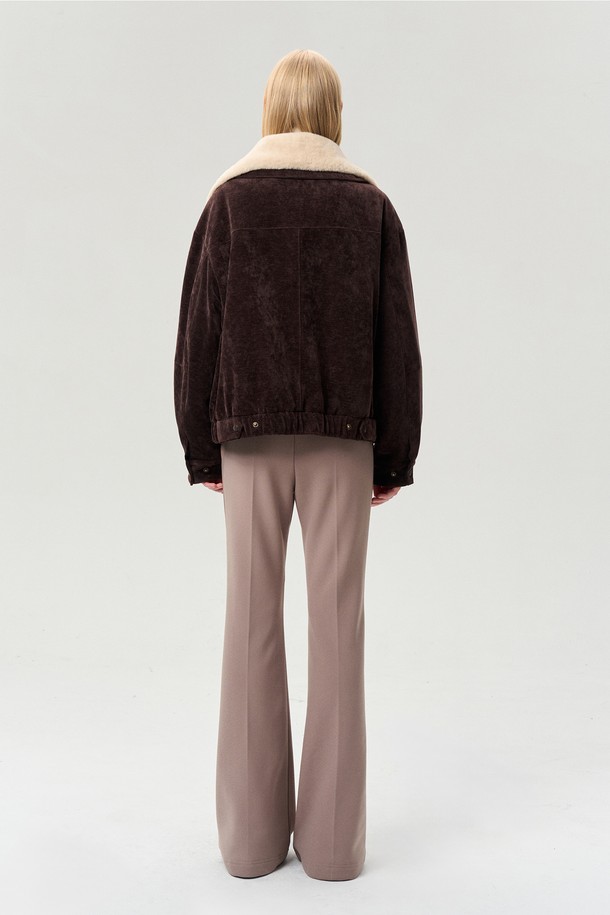 **하이넥 코듀로이 점퍼 코코아 브라운**은 겨울철 따뜻함과 스타일을 책임지는 여성 무스탕입니다. 부드러운 코듀로이 소재와 두꺼운 두께감, 퍼 안감으로 뛰어난 보온성을 제공하며 방풍 기능으로 추운 날씨에도 끄떡없습니다. 탈착 가능한 퍼 카라와 밑단 밴딩 디테일이 캐주얼하면서도 베이직한 디자인을 완성합니다. 지퍼와 스냅 여밈으로 간편하게 착용 가능하며, 레귤러핏 크롭 기장으로 다양한 스타일 연출에 활용할 수 있습니다. 출근룩과 데이트룩에 모두 잘 어울리는 코코아 브라운 컬러의 하이넥 코듀로이 점퍼로 따뜻하고 세련된 겨울을 보내세요.
