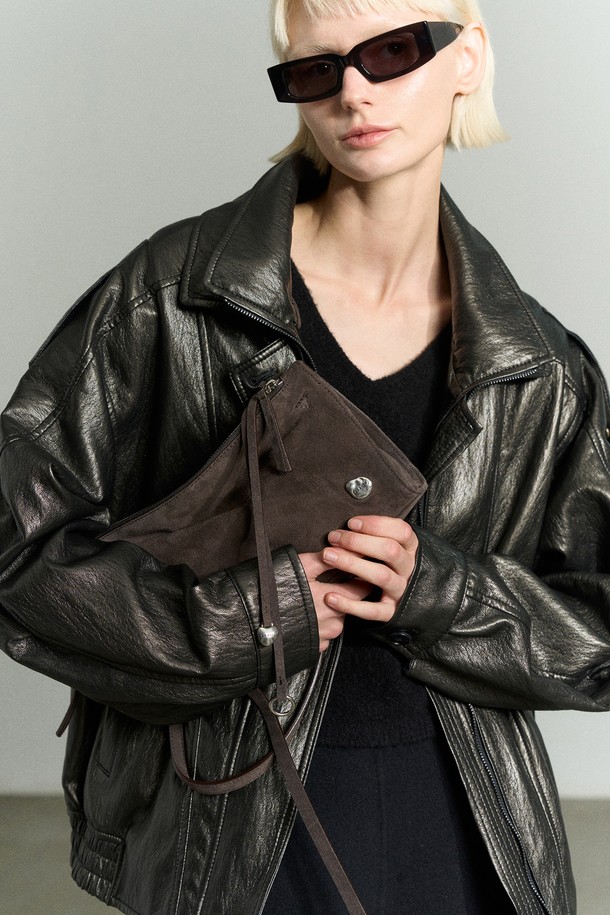 세련된 무드를 연출하는 'ASYMMETRIC COWHIDE SHOULDER BAG'입니다. 부드러운 소가죽 소재의 미디엄 사이즈 숄더백으로, 아치형 디자인과 언발란스 스트랩이 특징입니다. 슬림한 바디에 탑 지퍼와 코튼 안감을 더해 실용성을 높였으며, 시그니처 스톤 장식과 매듭 디테일로 포인트를 주었습니다. 클래식, 미니멀, 시크 스타일을 즐기는 여성분들께 오피스룩, 모임룩, 소개팅룩 등 다양한 TPO에 맞춰 활용하기 좋은 아이템입니다. 지퍼형 잠금 방식으로 소지품을 안전하게 보관할 수 있습니다.
