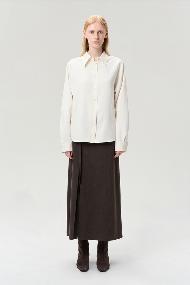 세련된 무드의 여성 셔츠/블라우스, "SIDE BUTTON SUEDE SHIRT" 화이트입니다. 부드러운 스웨이드 터치감과 기모 텍스처가 특징이며, 시크하고 감각적인 스타일을 연출합니다. 데일리룩과 포멀룩 모두 소화 가능한 활용도 높은 아이템으로, 사이드 버튼 디테일과 마블 투톤 버튼이 포인트를 더합니다. 긴소매 디자인과 스탠다드핏으로 편안하게 착용 가능하며, 2-way 착용으로 다양한 스타일을 연출할 수 있습니다. 봄, 가을 시즌에 오피스룩, 출근룩, 모임룩 등 TPO에 맞춰 클래식하고 미니멀한 스타일을 완성해보세요.
