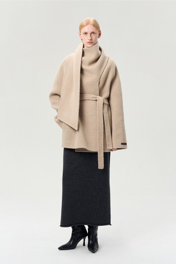 SURI ALPACA WOOL SCARF 재킷 (샌드 베이지)는 여성용 하프 코트로, 겨울에 따뜻함과 스타일을 동시에 선사합니다. 부드러운 알파카 울, 울, 나일론 혼방 소재로 제작되어 뛰어난 촉감을 자랑하며, 오버핏과 루즈핏으로 편안하게 착용 가능합니다. 머플러 디자인의 네크라인과 탈부착 가능한 스트랩이 특징이며, 핸드메이드 원단과 안감(폴리에스터) 마감으로 고급스러움을 더했습니다. 미니멀, 우아함, 모던 스타일을 추구하는 분들께 출근룩, 모임룩, 데이트룩, 클래식, 미니멀, 시크 스타일로 폭넓게 활용하기 좋은 아이템입니다. 샌드 베이지 컬러의 무지 디자인으로 어떤 옷에도 쉽게 매치할 수 있습니다.
