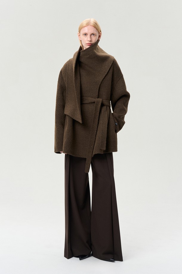 SURI ALPACA WOOL SCARF JACKET TRUFFLE(수리 알파카 울 스카프 재킷 트러플)은 고급스러운 겨울 스타일을 완성하는 스카프 자켓입니다. 트러플 브라운과 샌드 베이지 두 가지 색상으로 제공되며, 부드러운 알파카, 울, 나일론 혼방 소재로 제작되어 포근한 촉감을 선사합니다. 루즈핏의 하프 코트 스타일로, 머플러 디자인 네크라인과 탈부착 가능한 스트랩, 드롭 숄더 디테일이 특징입니다. 일상, 격식 있는 자리 모두 잘 어울리며, 클래식, 미니멀, 시크 스타일을 즐기는 분들께 추천합니다. 특히 모임룩, 데이트룩, 출근룩 등 다양한 TPO에 활용 가능합니다.
