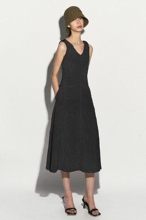 CRINKLED SLEEVELESS MIDI DRESS CHARCOAL GRAY