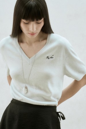V NECK LOGO EMBROIDERED KNIT TOP SILVER