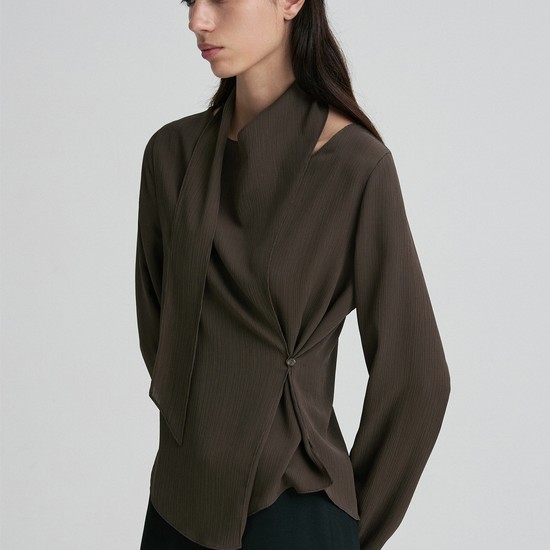 SCARF-NECK SIDE-BUTTON BLOUSE TRUFFLE