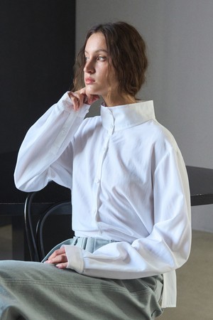 HIGH-NECK SIDE-SLIT SHIRT