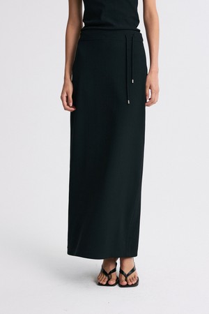 BACK-SLIT DRAWSTRING RIBBED SKIRT