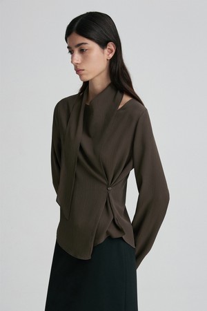 SCARF-NECK SIDE-BUTTON BLOUSE TRUFFLE