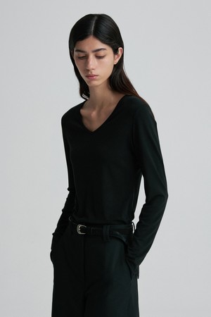 DEEP V-NECK LONG-SLEEVE TOP BLACK