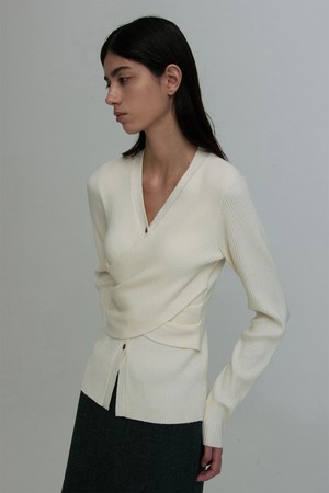ASYMMETRIC WRAP BUTTON KNIT TOP CREMA