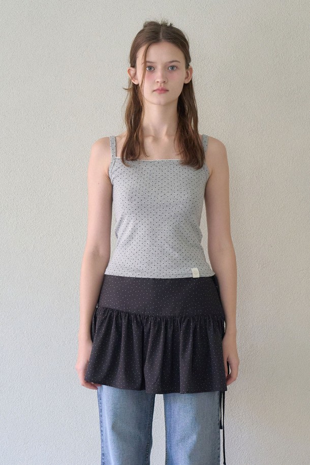 DOT 컬 레이스 민소매 탑, 두 가지 컬러로 만나보세요. 부드러운 면, 스판덱스 혼방 소재로 제작되어 편안한 착용감을 선사하며, 스퀘어 넥 라인과 레귤러 핏으로 여성스러운 실루엣을 연출합니다. 도트와 레이스 패턴이 어우러져 베이직하면서도 걸리시한 무드를 더하며, 양면 착용이 가능하여 다양한 스타일을 연출할 수 있습니다. 데이트룩, 카페룩 등 특별한 날은 물론 일상에서도 활용하기 좋은 아이템으로, 안정적인 어깨 라인과 하트 라벨 포인트가 돋보입니다. 그레이, 크림 두 가지 색상으로 출시되었습니다.

