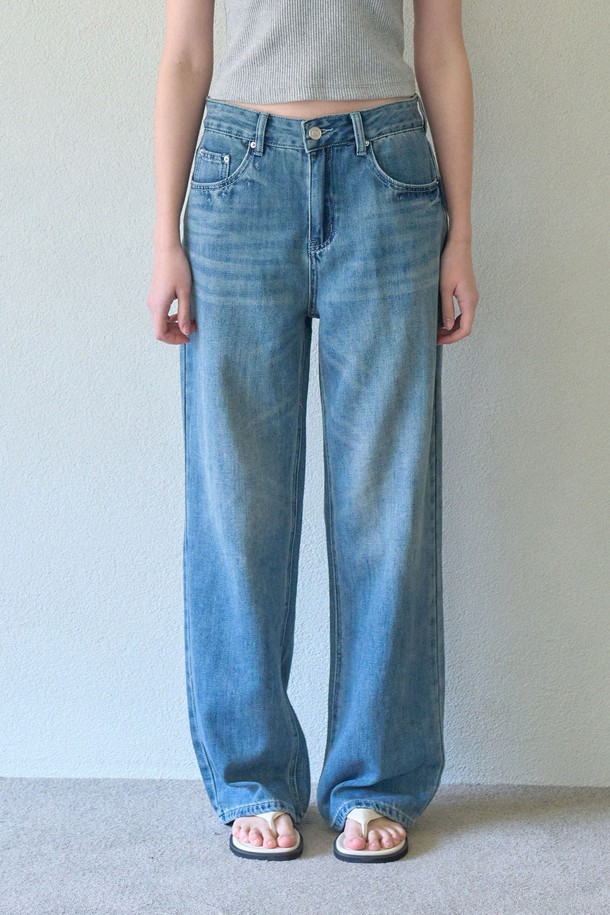 마르타 워시드 데님 팬츠는 빈티지하고 캐주얼한 스타일을 연출하는 여성 데님 팬츠입니다. 봄, 여름, 가을 계절에 적합하며, 편안한 와이드핏과 긴 기장으로 다리 라인을 자연스럽게 커버해 줍니다. 블루 컬러의 무지 면 소재로 제작되어 다양한 상의와 쉽게 매치할 수 있습니다. 동네 마실룩이나 쇼핑룩에 활용하기 좋으며, 캐주얼하면서도 미니멀한 스타일을 완성합니다. 특히, 포켓과 핸드 데미지 디테일, 가죽 라벨 포인트가 빈티지한 멋을 더합니다.
