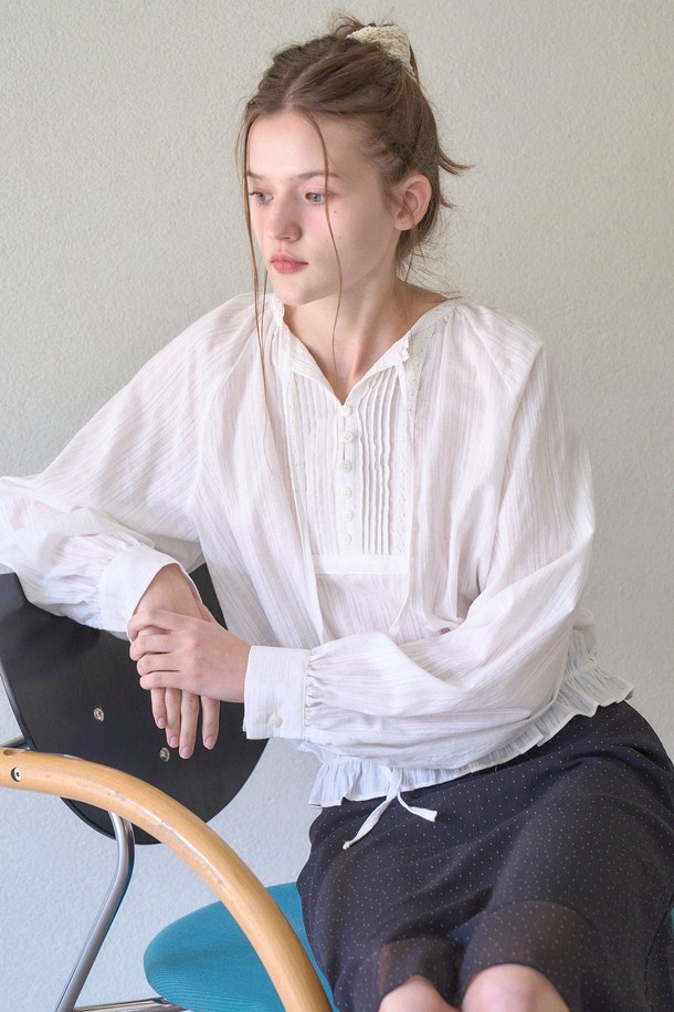 ALPS PINTUCK STRAP BLOUSE는 부드러운 COTTON 소재의 스트라이프 패턴이 돋보이는 긴소매 블라우스입니다. 브이넥 디자인에 블라우스 넥 스트랩과 고리 여밈 단추 디테일이 있으며, 체스트 로고 장식이 포인트를 더합니다. 얇은 두께감의 레귤러 핏으로 봄, 여름 시즌에 일상복으로 착용하기 좋습니다.
