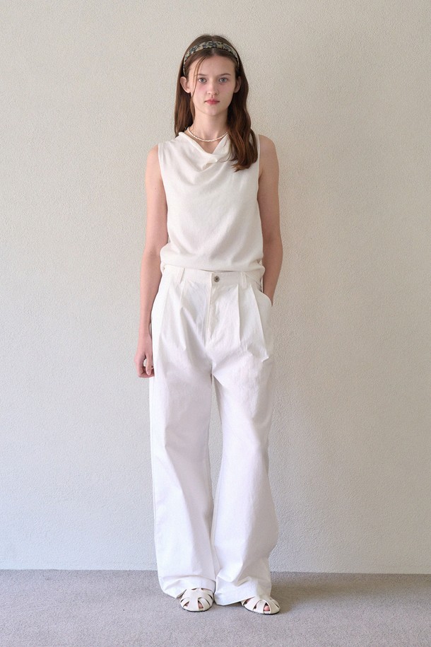 코시 핀턱 팬츠_아이보리는 여성용 와이드 팬츠입니다. 아이보리, 베이지 컬러로 출시되었으며, 봄, 여름 시즌 데일리룩에 적합합니다. 면 소재에 핀턱 디테일과 포켓 로고 포인트 장식이 돋보이며, 뻣뻣한 촉감과 와이드 핏으로 미니멀, 클래식, 캐주얼 스타일을 연출할 수 있습니다. 신축성은 없으며, 쇼핑, 카페룩에 활용하기 좋습니다.
