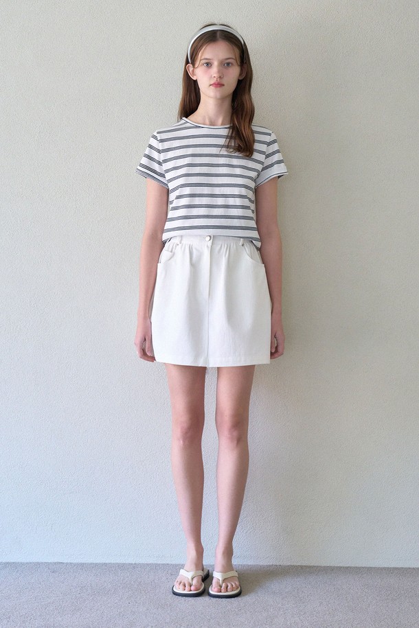 HEARTS BALLOON SKIRT_아이보리 스커트는 부드러운 면 소재로 제작되어 편안한 착용감을 선사합니다. 아이보리 컬러의 무지 디자인에 벌룬 핏과 벌룬 스커트 타입으로 러블리하고 캐주얼한 스타일을 연출할 수 있습니다. 허리 디테일이 더해져 더욱 사랑스러운 분위기를 더하며, 봄, 여름 시즌 데이트룩, 동네 마실룩, 카페룩에 잘 어울립니다. 미니멀한 스타일을 선호하는 여성분들께 추천하는 아이템입니다.
