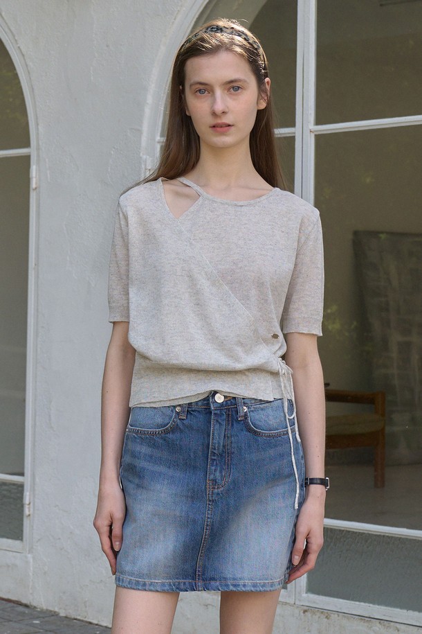 그레이 색상의 CUT OUT WRAP HALF KNIT (컷 아웃 랩 하프 니트)는 여성스러운 무드를 연출하는 상의입니다. 봄, 여름 시즌에 적합하며, 얇고 부드러운 촉감의 슬림핏 크롭 기장 니트입니다. 랩 스타일 디자인에 컷아웃 디테일이 더해져 포인트를 더하고, 밑단 시보리 짜임으로 안정감을 줍니다. 라운드넥과 반소매 디자인으로 데이트룩, 카페룩, 모임룩 등 다양한 TPO에 미니멀하면서도 클래식한 스타일을 연출할 수 있습니다. 폴리에스터, 레이온, 린넨, 나일론 혼방 소재로 제작되었습니다.

