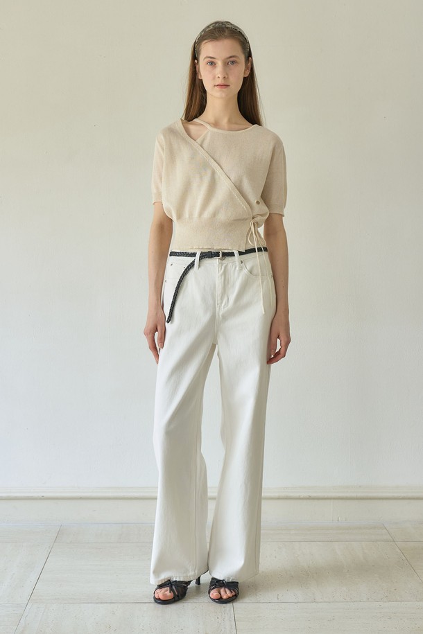 데일리 세미 와이드 팬츠_화이트는 여성 의류로, 클래식하면서도 미니멀한 무드를 연출하는 세미 와이드 핏 바지입니다. 봄, 여름, 가을 계절에 적합하며 일상, 출근룩, 오피스룩, 모임룩 등 다양한 TPO에 활용할 수 있습니다. 군더더기 없는 디자인과 깔끔한 아웃핏이 특징이며, 면 소재로 제작되어 편안한 착용감을 제공합니다. 가죽 라벨 포인트가 돋보이며, 여유롭고 편안한 핏으로 활동성을 높였습니다.
